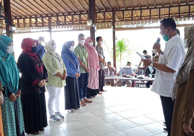 Bupati Pesisir Selatan Rusma Yul Anwar, mengukuhkan pengurus Perhimpunan Homestay Pesisir Selatan